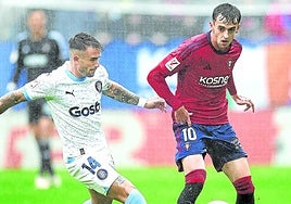 Aimar Oroz trata de superar la defensa del jugador del Girona Aleix García, recién fichado por el Bayer Leverkusen.