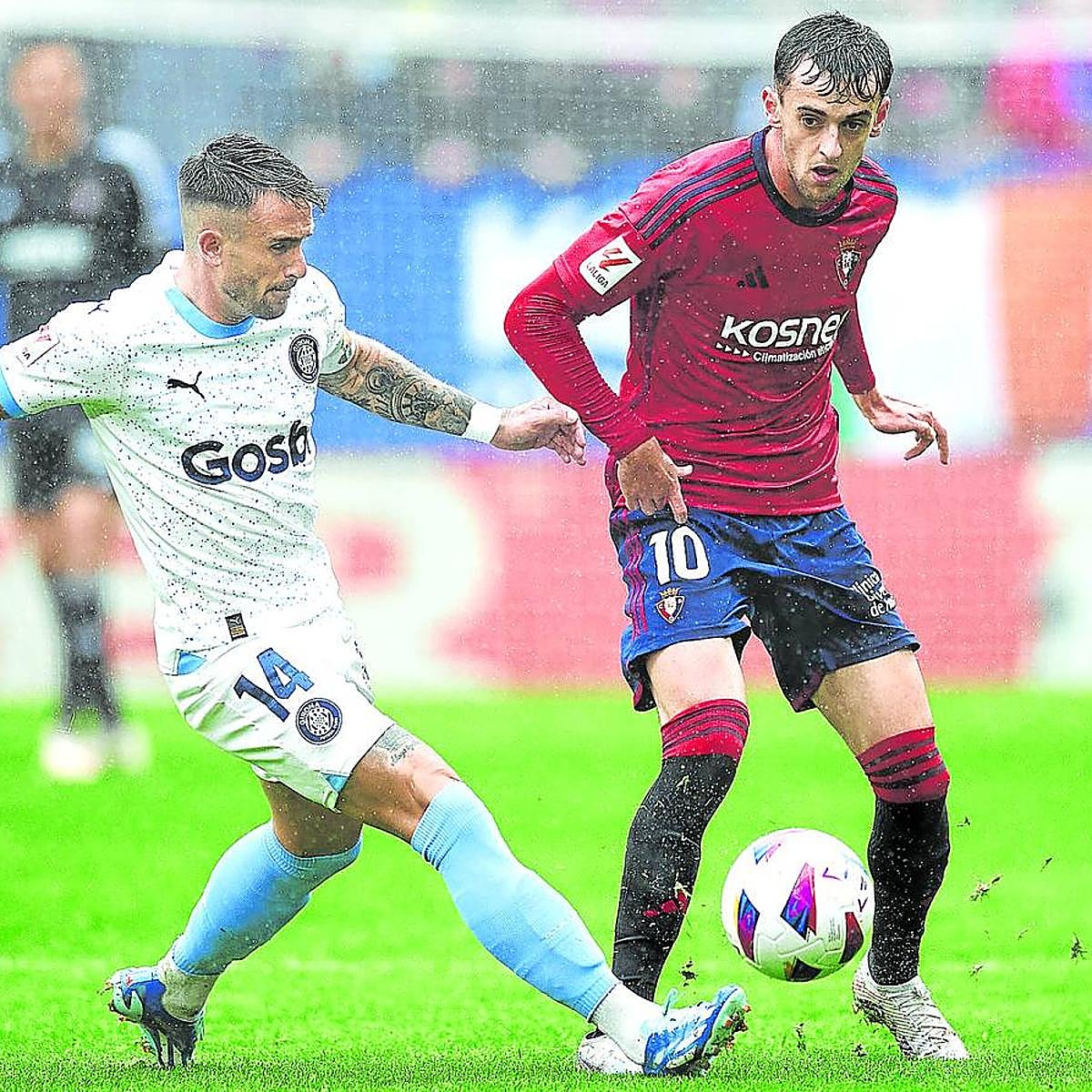 Aimar Oroz trata de superar la defensa del jugador del Girona Aleix García, recién fichado por el Bayer Leverkusen.