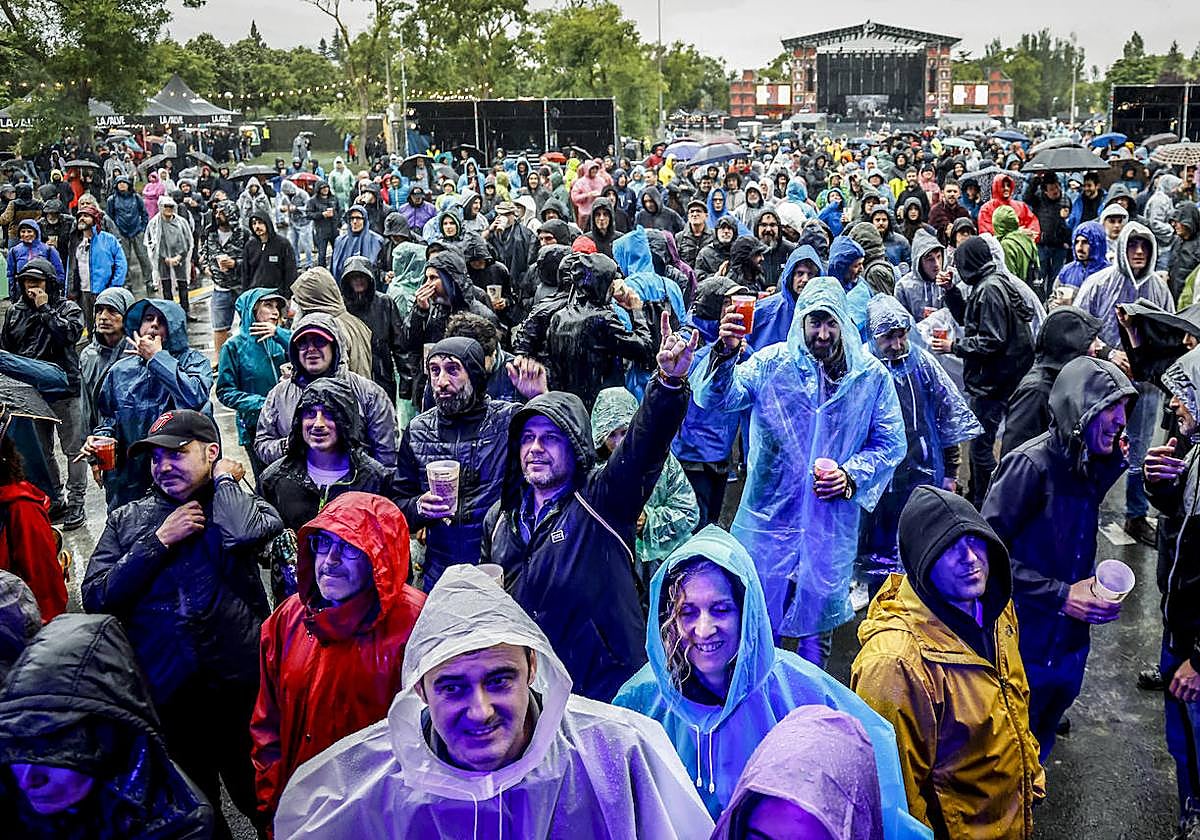 La lluvia cayó con fuerza hasta el anochecer, lo que no restó ganas al publico.