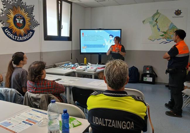 Los agentes reciben un curso de formación por expertos sanitarios durante esta semana.