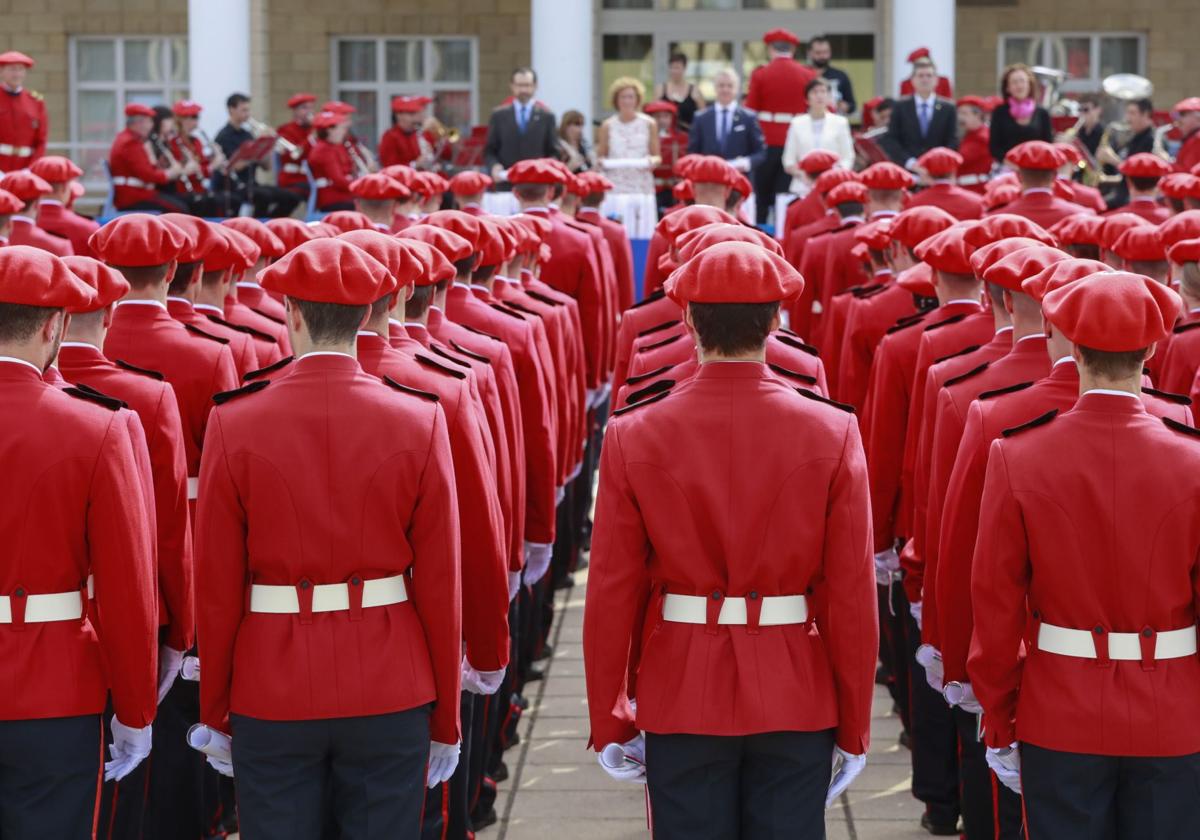 Acto de entrega de diplomas en la Ertzaintza.