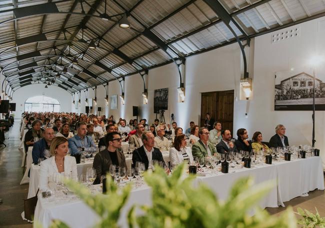 vista de los asistentes en la 'Marquesina' de Bodegas Bilbaínas-Viña Pomal.