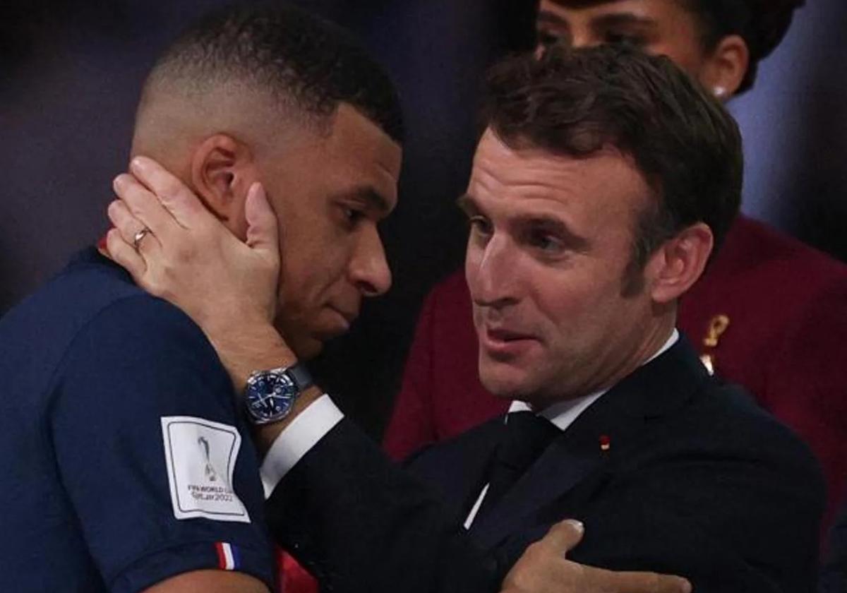 Emmanuel Macron saluda a Kylian Mbappé.