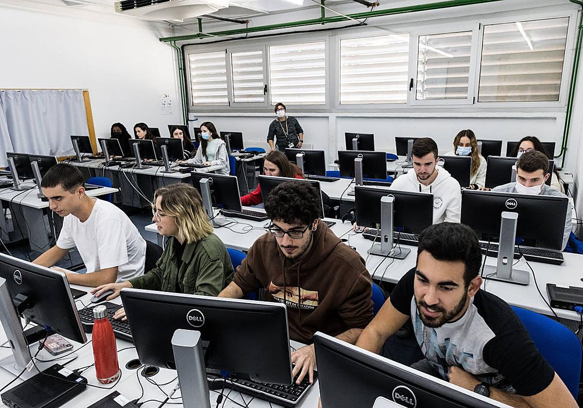 Los universitarios vascos cobran 1.751 euros netos a los tres años de graduarse