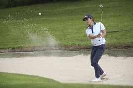 El colombiano Iván Ramírez saca la bola de un bunker en el hoyo 18.