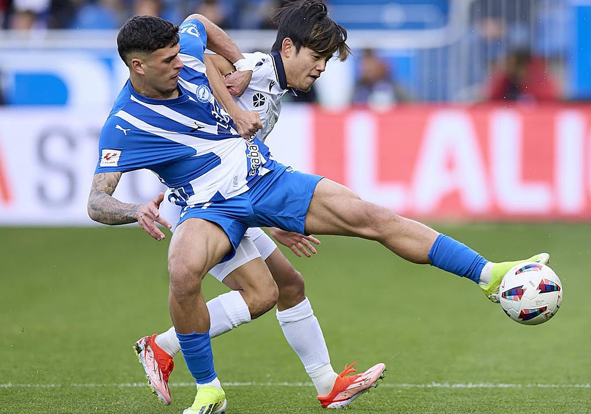 Javi López corta un balón dirigido hacia Kubo en el derbi contra la Real Sociedad disputado en Mendizorroza en marzo.