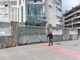 La comisaria de la policía autonómica está situada en la entrada del municipio, junto al aparcamiento de coches TADU.