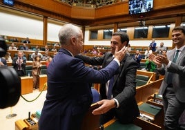 Iñigo Urkullu felicita a Imanol Pradales.