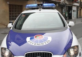 Embiste al coche que le seguía tras robar en una finca en Abanto