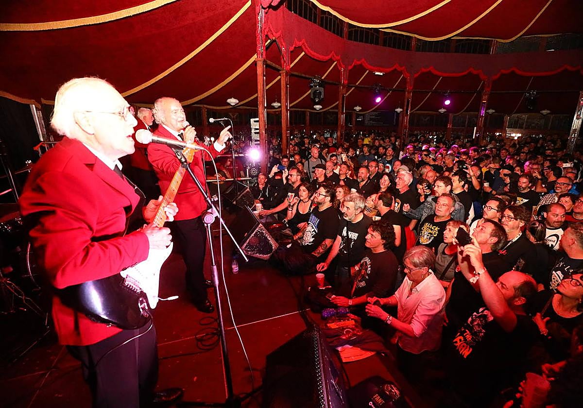 Lleno absoluto en Trashville para contemplar a Los Sírex.