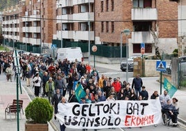 Imagen de una de las concentraciones en protesta por el trazado de la Línea 5.