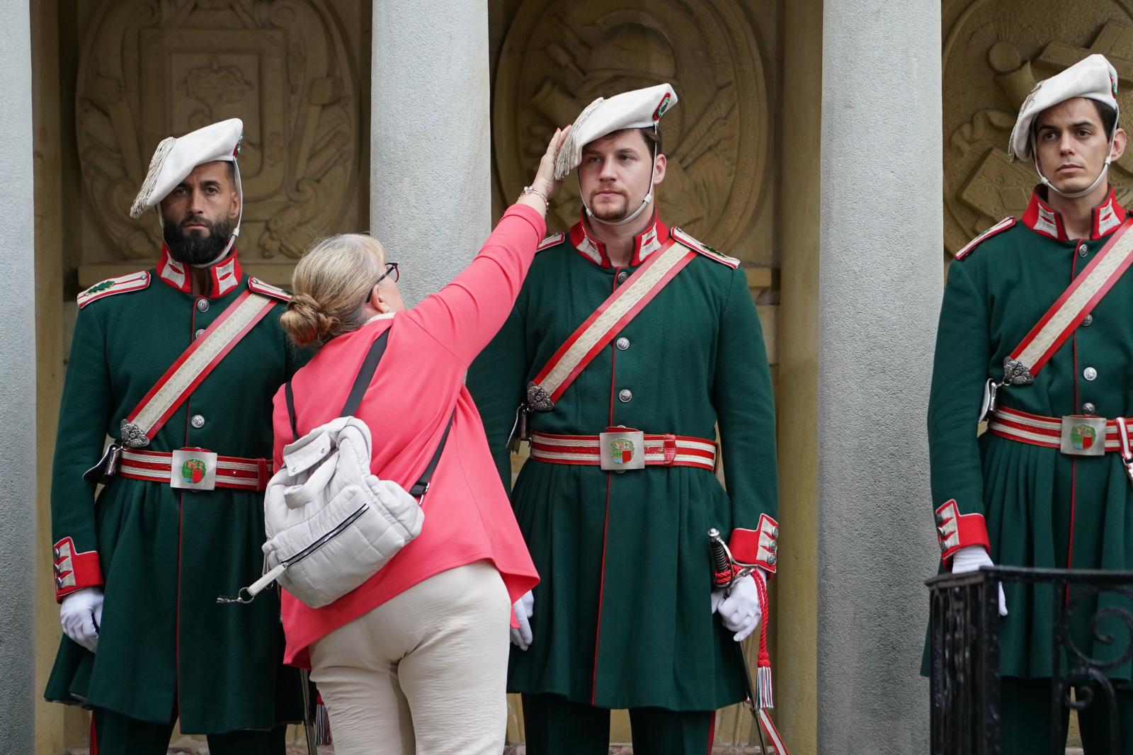 Ertzainas con el traje de gala.