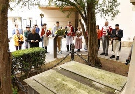 El cementerio de Santa Isabel ha sido escenario de la ofrenda floral.