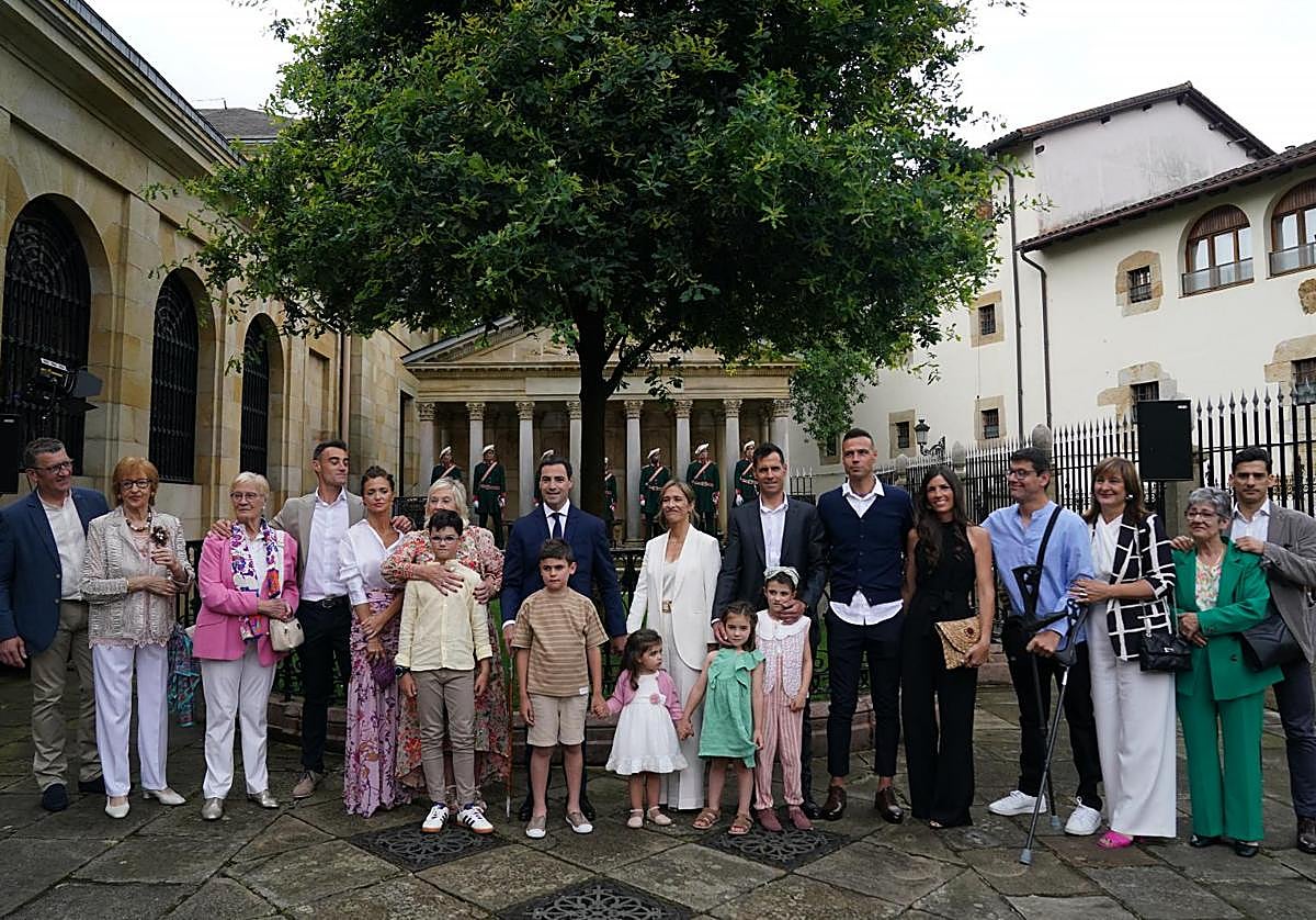 Pradales posa junto a su familia la completo.