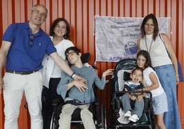 Juan Elexpuru y Mariluz Redondo, padres de Álvaro, estrechan lazos con Nerea Ojeda, madre de Laia y Luka.