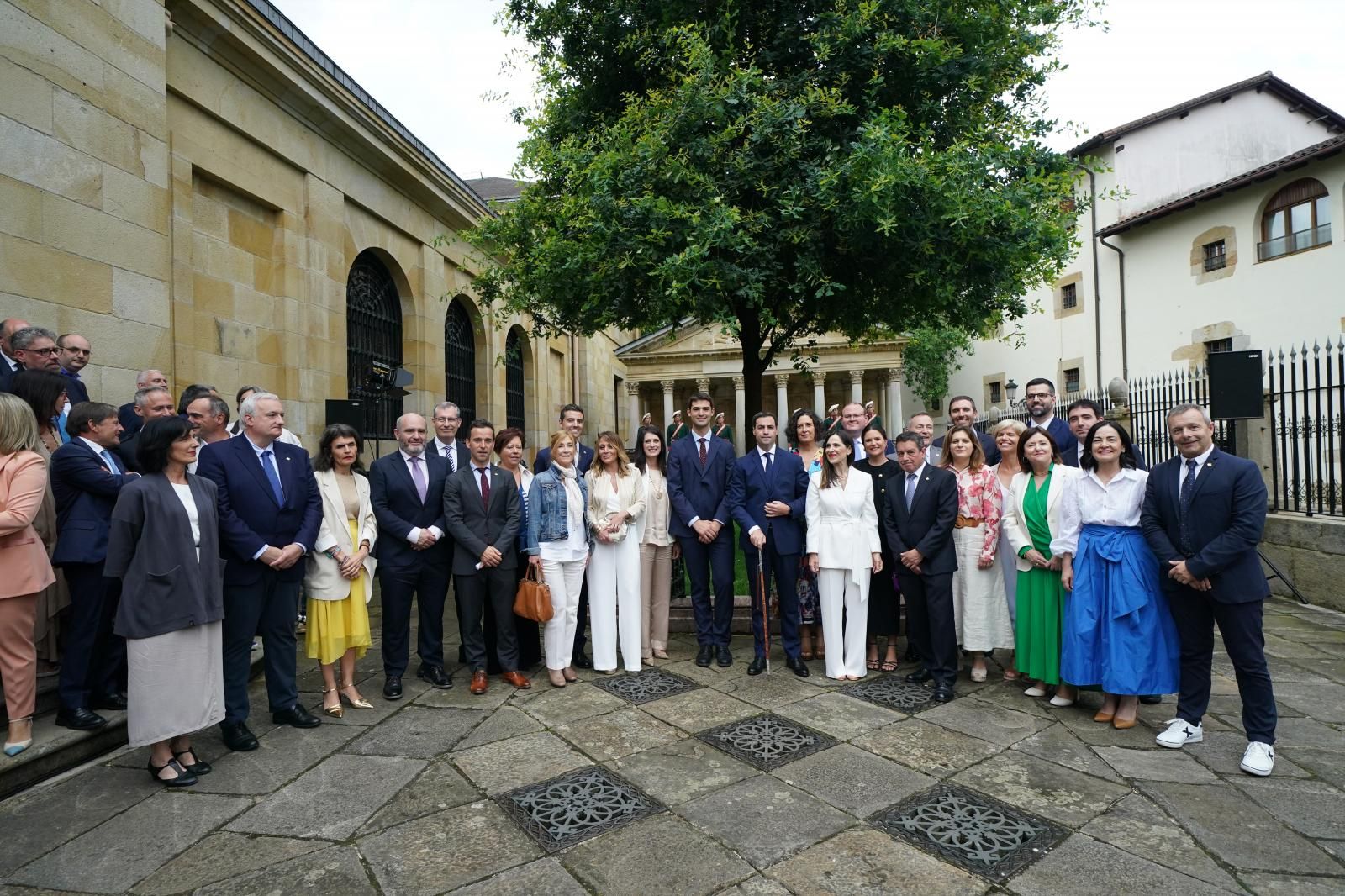 Foto de familia de los miembros del PNV en el Parlamento vasco