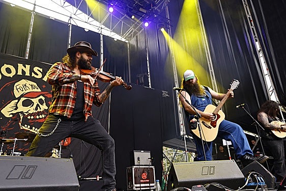 Moonshine Wagon: Un arsenal de cuerdas con pedida de matrimonio y una grabación inédita