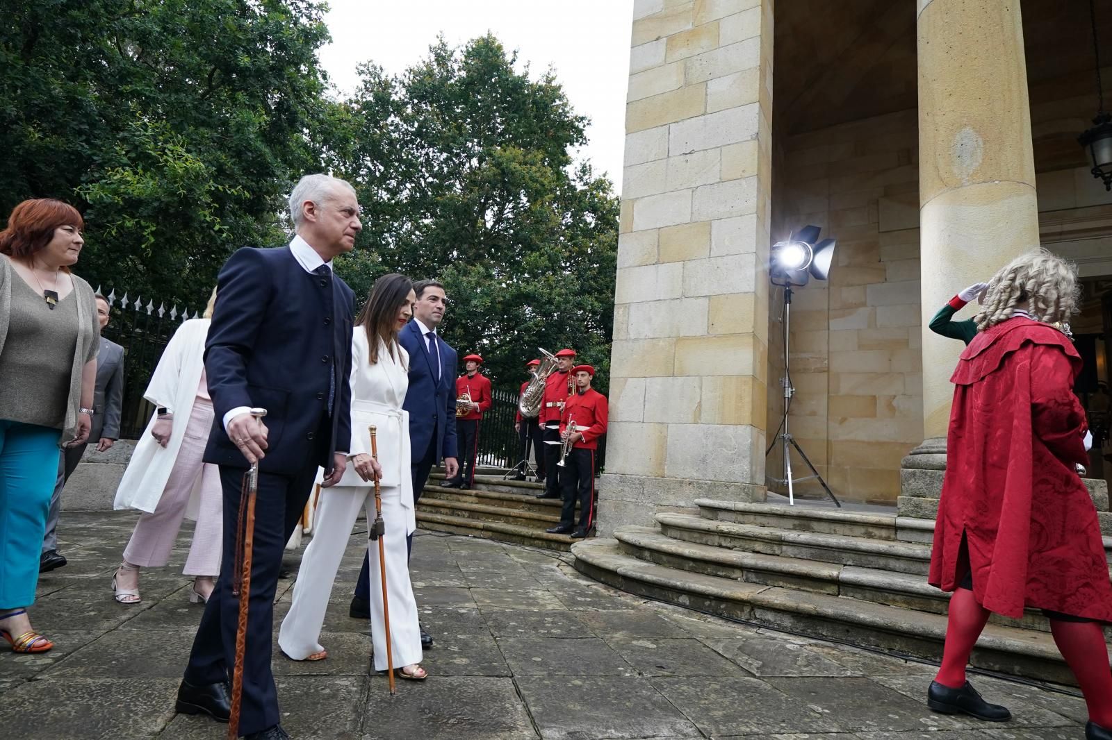 Urkullu, Tejería y Pradales se dirigen al interior de la Casa de Juntas.