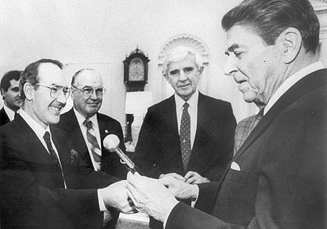 José Antonio Andanza entrega un bastón de mando vasco a Ronald Regan en 1988.