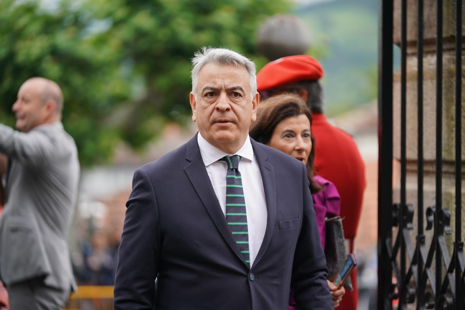 El presidente del PP vasco, Javier de Andrés, a su llegada a la Casa de Juntas