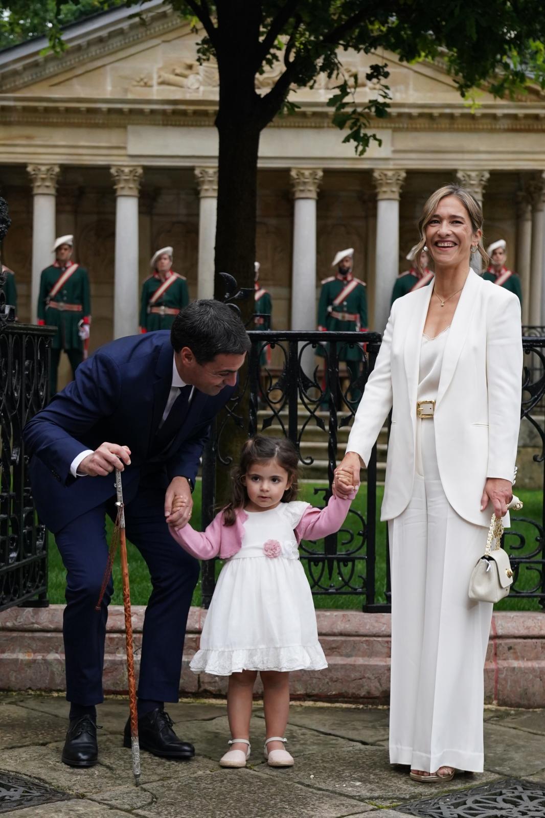 Pradales se mostró muy cariñoso con su hija Uxue y su mujer, Laura Sáez.