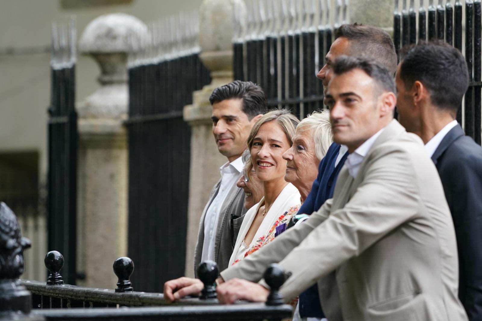 Los tres hermanos de Pradales, Aitor, Josu y Lezo, su ama y su esposa.