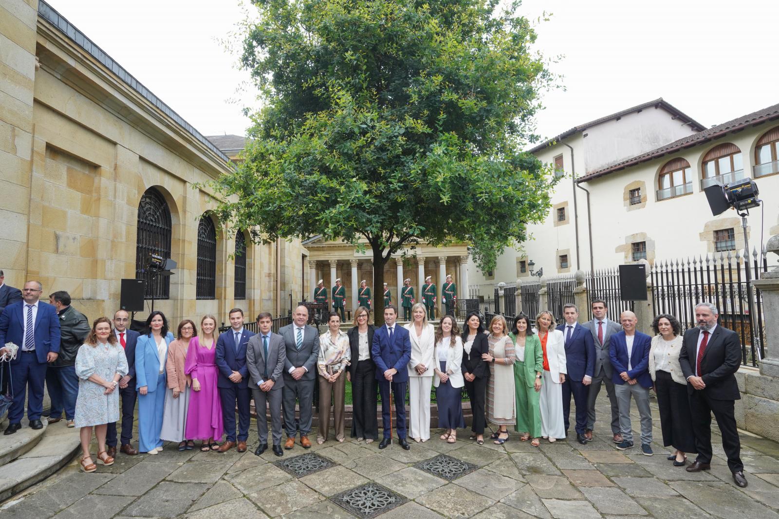 Pradales, con el equipo de gobierno de la Diputación Foral de Bizkaia.