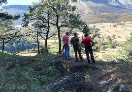 David Aldama, Enrique Arberas y Guillermo Eizaguirre ante un nido de ametralladoras de Belandia.