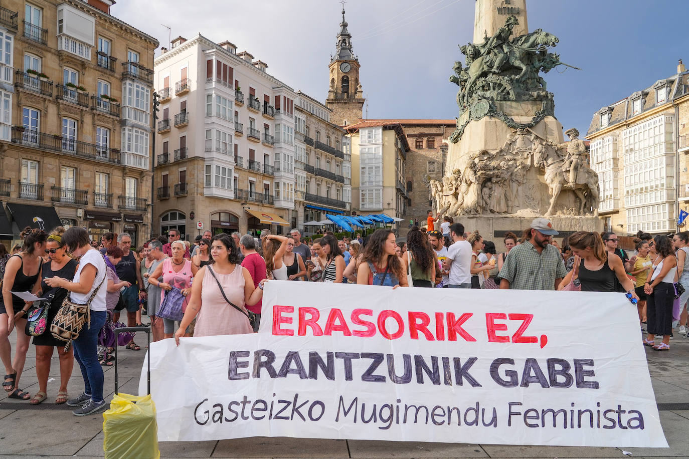 Decenas de personas se concentraron en 2022 en La Virgen Blanca en repulsa por una agresión sexual perpetrada en plenas fiestas.