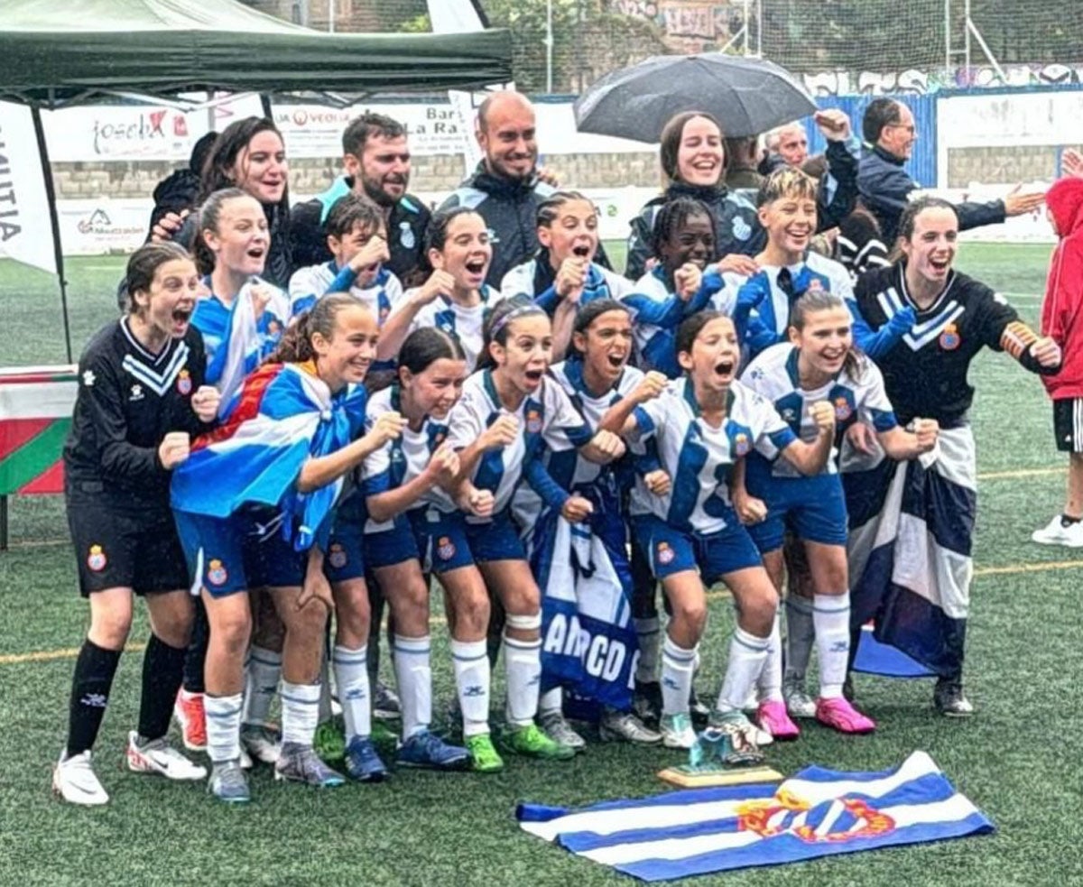 Las jugadoras del Espanyol celebran el título en Otxartaga-Berri.