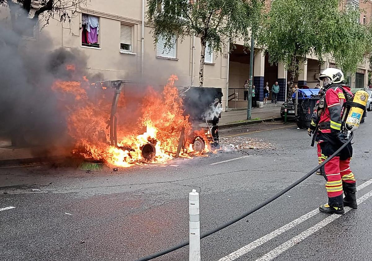 La barredora, envuelta en llamas.