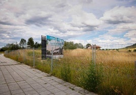 Un cartel anuncia la próxima construcción de varios chalés pareados en la calle Galarreta, en la zona sur de la ciudad.