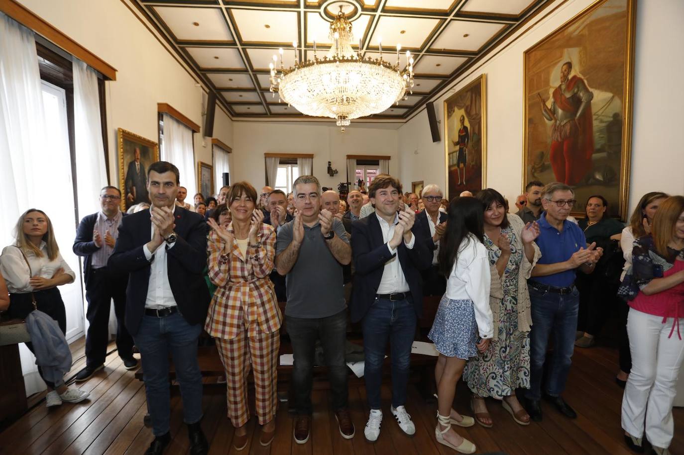 Lágrimas, abrazos y aplausos en la despedida de Mikel Torres