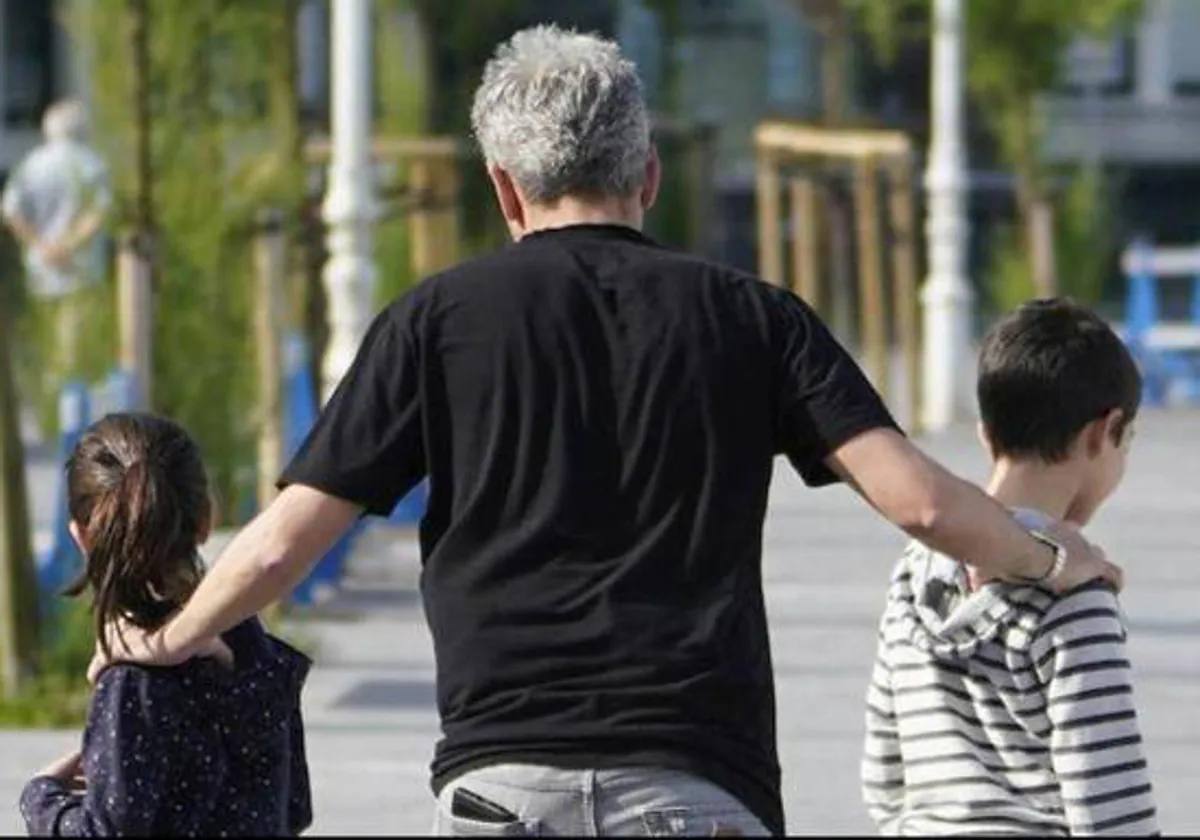 Un abuelo junto a sus nietos.