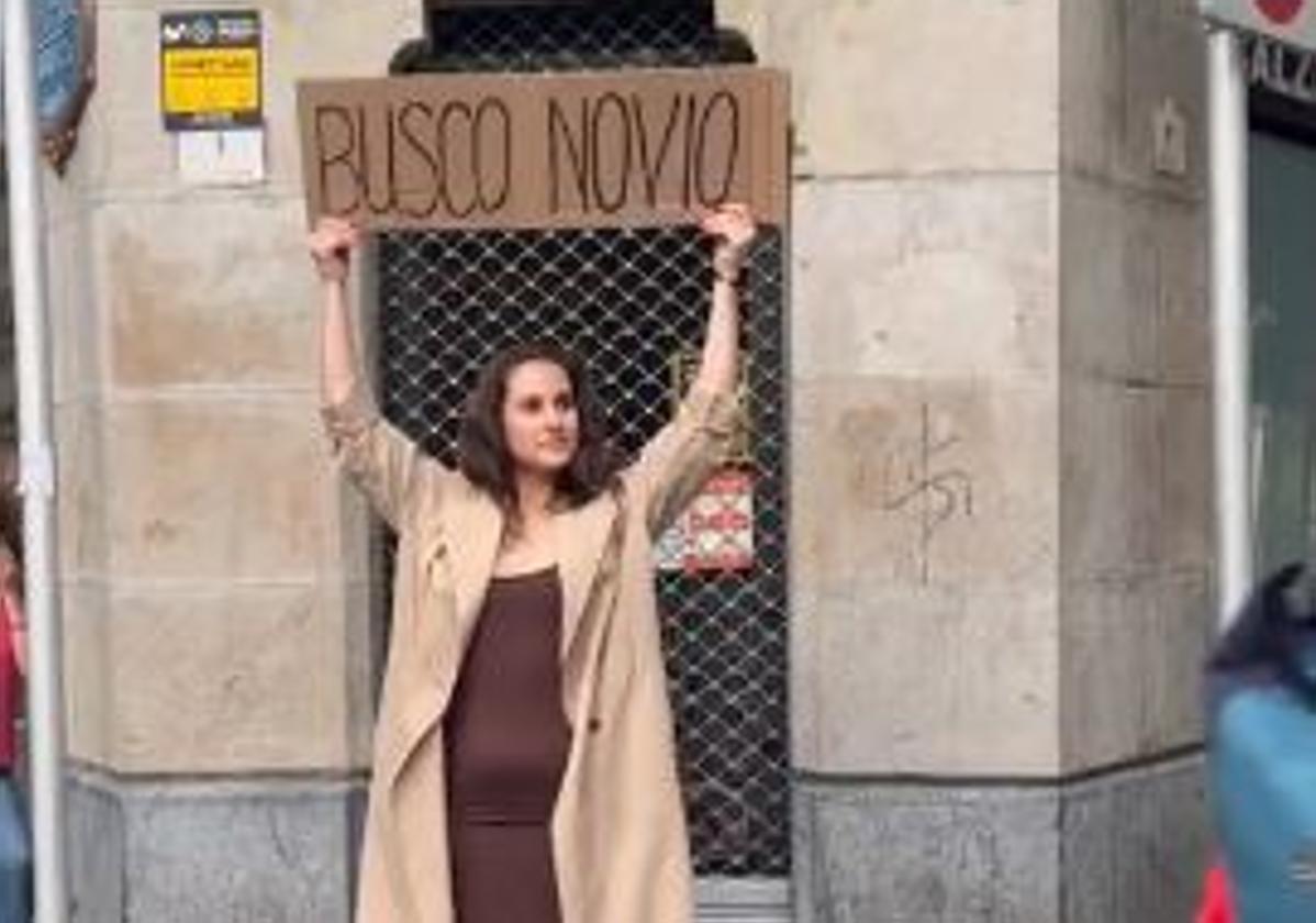 Una joven se pasea por Bilbao con un cartel de «busco novio»