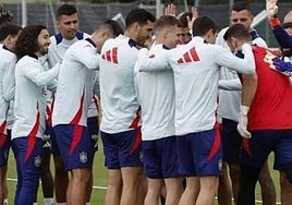 Unai Simón celebra su cumpleaños con sus compañeros de la selección.