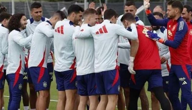 Unai Simón celebra su cumpleaños con sus compañeros de la selección.