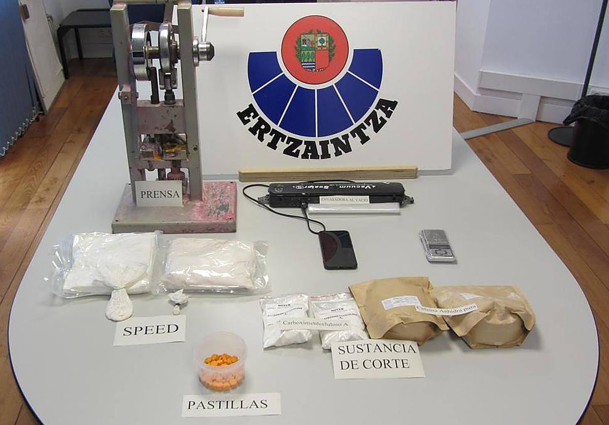La Ertzaintza encontró diferentes tipos de droga en el domicilio del arrestado.