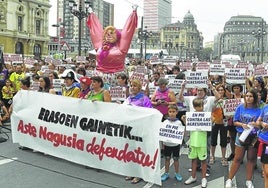 Numerosas personas se concentraron hace dos años por las calles de de Bilbao durante la Aste Nagusia en protesta por un caso de abuso sexual.