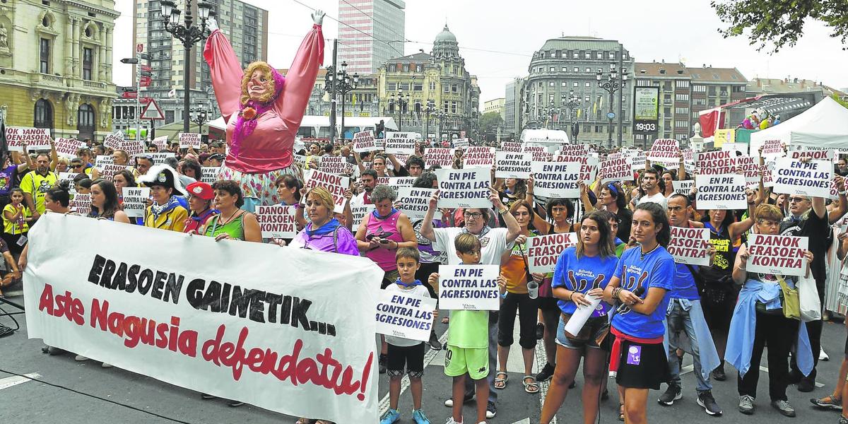 Numerosas personas se concentraron hace dos años por las calles de de Bilbao durante la Aste Nagusia en protesta por un caso de abuso sexual.