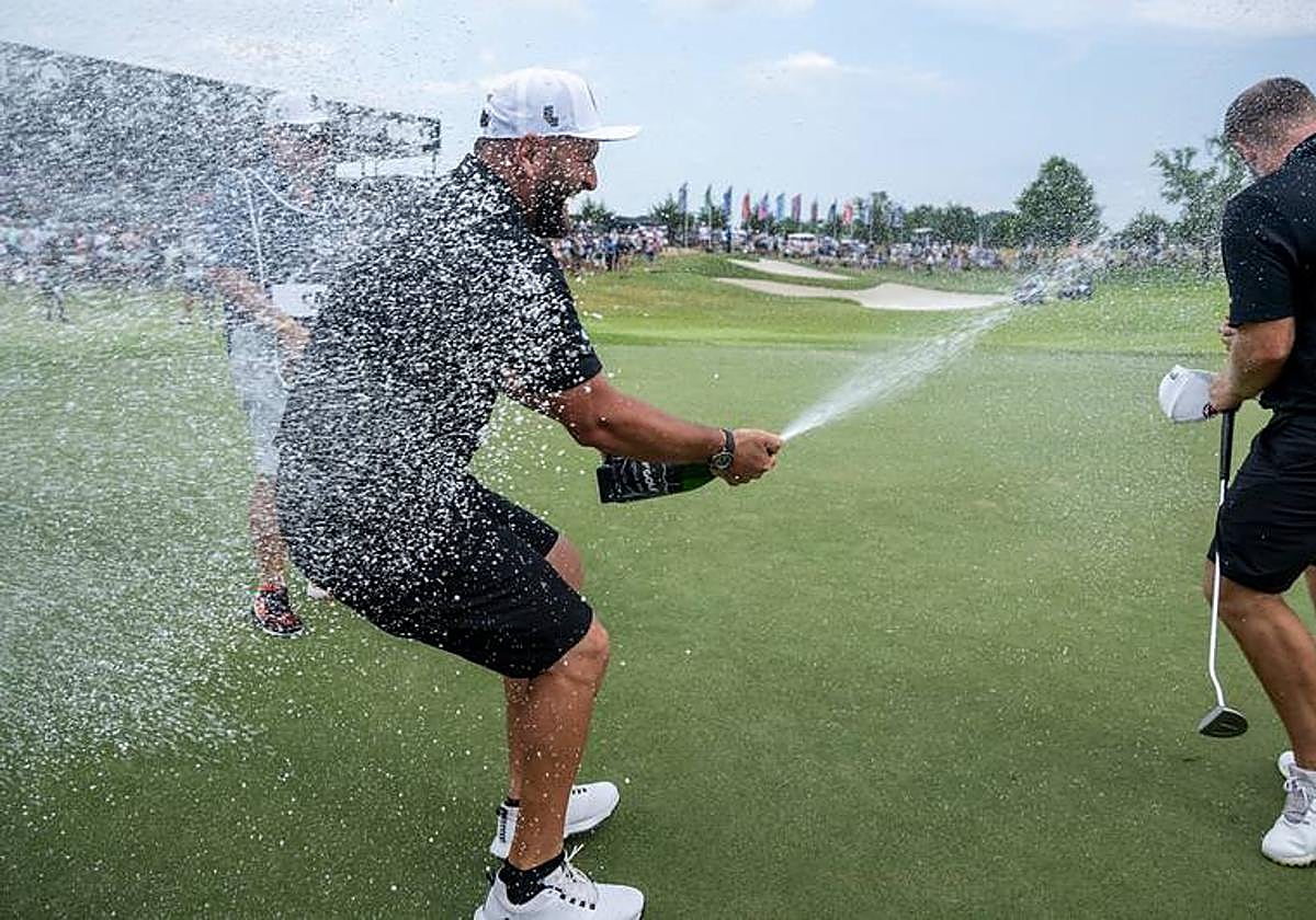 Rahm baña en champán a su compañero Hatton, ganador en Nashville.