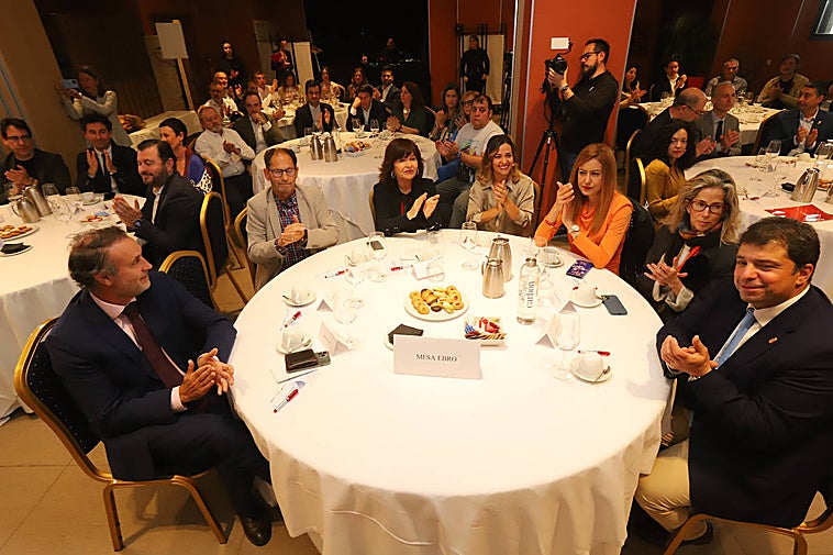 Sonia Herzog, junto a su padre, Antonio Herzog, responsables de JSV y TCM; la alcaldesa de Miranda, Aitana Hernando; la gerente de El Correo Álava y Miranda, María Goti; la directora de El Correo Miranda y Álava, Zuriñe Ortiz de Latierro; el presidente de Sodebur, Carlos Gallo; y el responsable de la Red Empresas de Laboral Kutxa, Iñaki Peña.