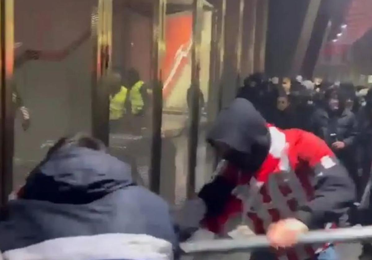 Altercados en las puertas de San Mamés antes del inicio de Athletic-Atlético de semifinales de Copa.