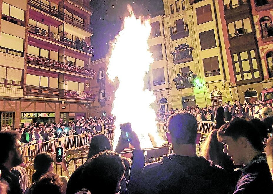 Fogata de Bermeo en la noche de San Juan.