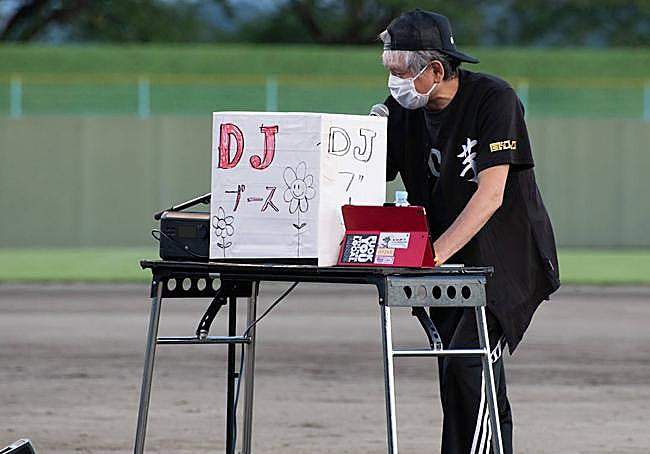 En la actualidad, Nara pinchando música.