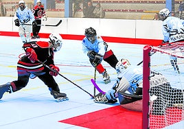 Los Lobos (de rojo y negro) en un reciente partido de esta temporada.