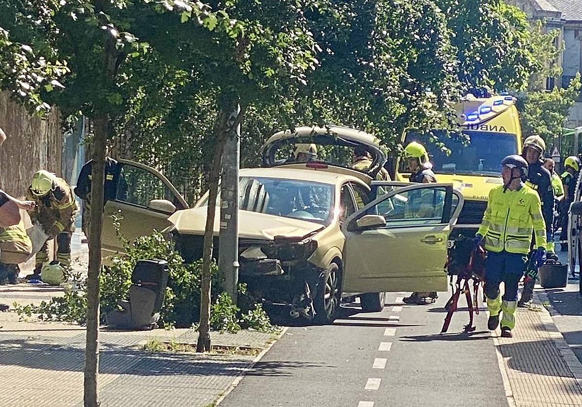 El vehículo ha acabado estampado contra un árbol y una farola en la calle Micaela Portilla.