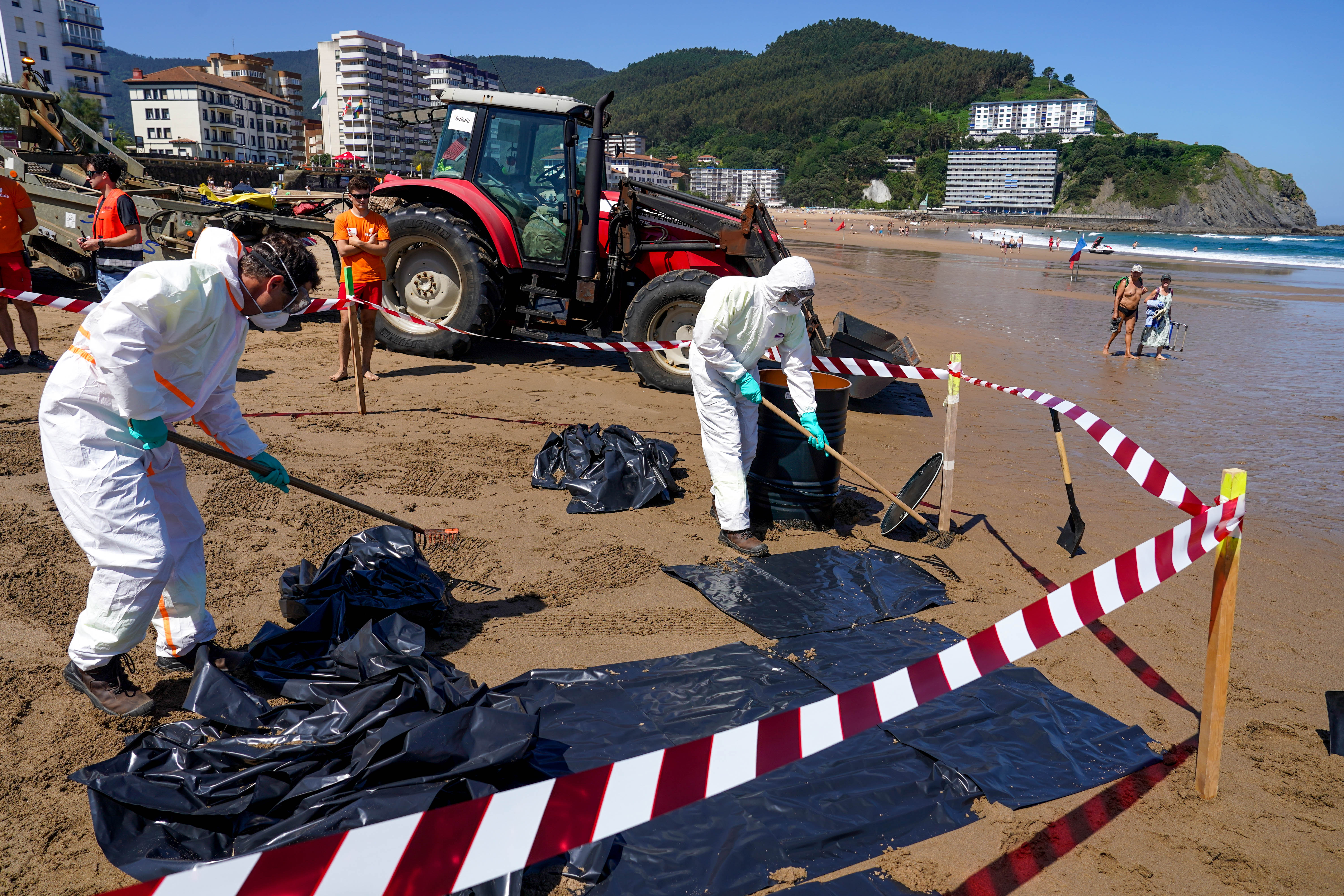 El simulacro consistió también en retirar un vertido de hidrocarburo en el arenal de Bakio.