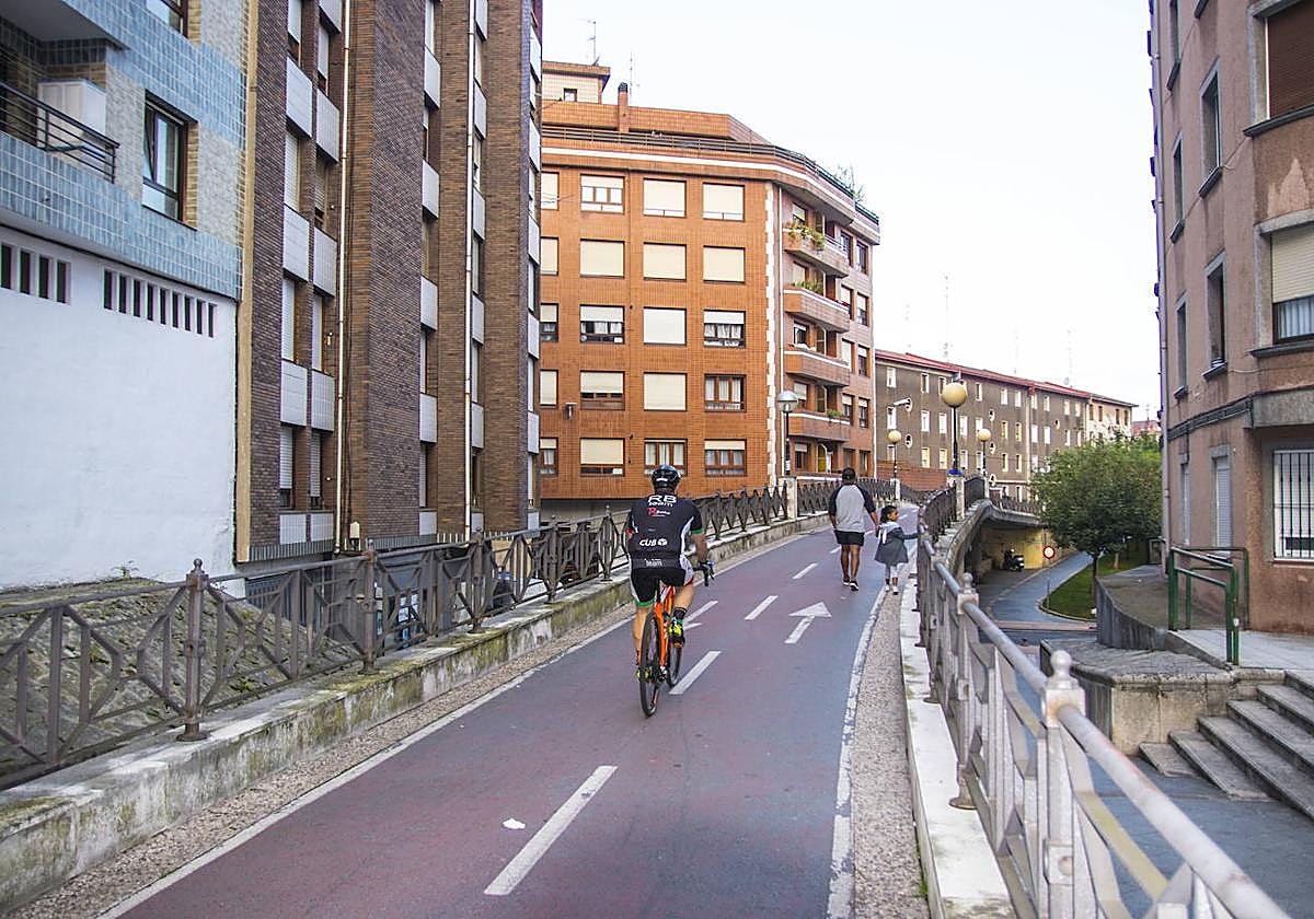 Un ciclista cruza Barakaldo por el bidegorri.