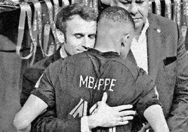 Macron abraza a Mbappé.